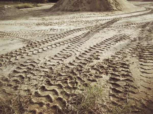 Topraktaki tekerlek izleri. — Stok fotoğraf