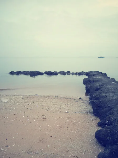 Vista de la costa rocosa en la playa —  Fotos de Stock