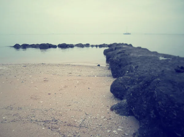 Veduta della costa rocciosa sulla spiaggia — Foto Stock