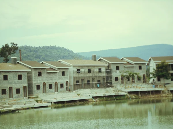 Onvoltooide gebouw en rivier — Stockfoto