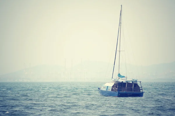 Fishing boat floats in the sea — Stock Photo, Image