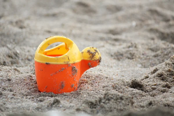 Детские пляжные игрушки на песке — стоковое фото