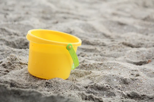 Brinquedos de praia de crianças em areia — Fotografia de Stock