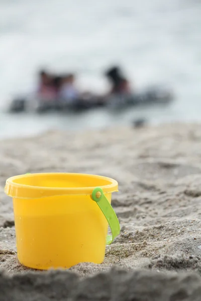 Brinquedos de praia de crianças em areia — Fotografia de Stock