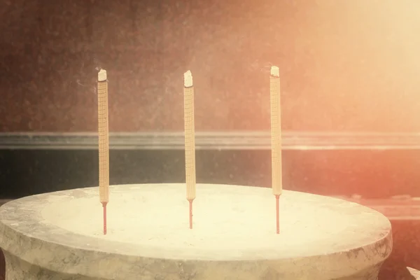 Paus de incenso queimando no templo — Fotografia de Stock