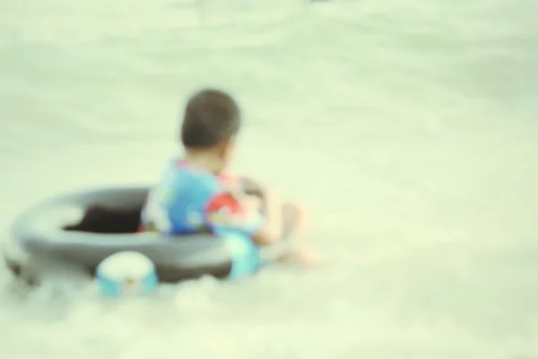 Verschwommen von Kindern, die am Strand spielen — Stockfoto