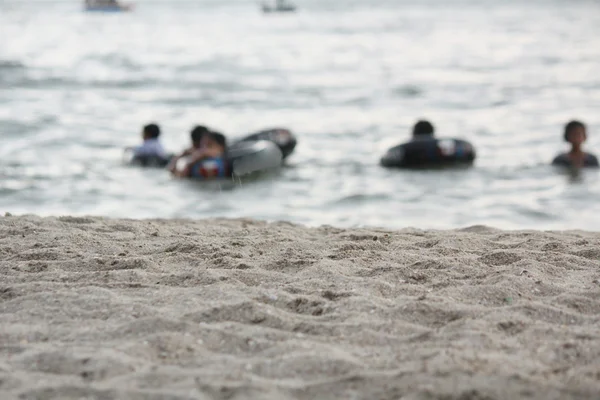 Desfocado de crianças brincando na praia — Fotografia de Stock