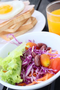 Amerikan tarzı kahvaltı ve salata