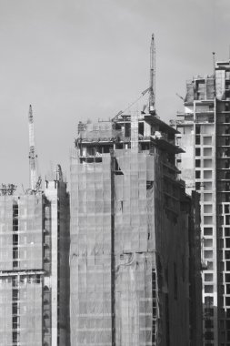 vinç ve tamamlanmamış bina 