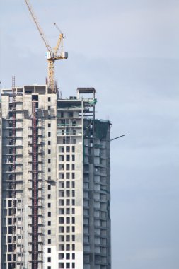 vinç ve tamamlanmamış bina 