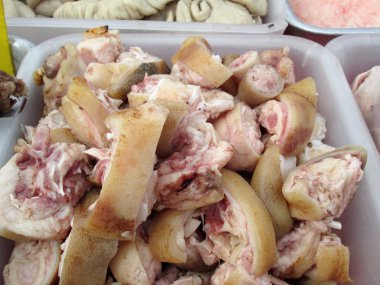 Çiğ domuz kaburgası