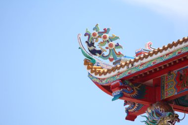 Ejderha heykeli çatı üzerinde