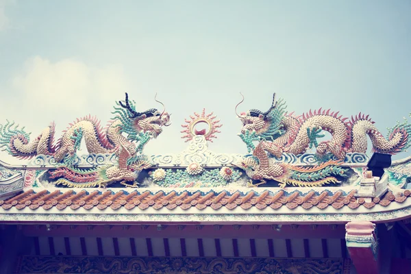 Estatua del dragón en el techo —  Fotos de Stock