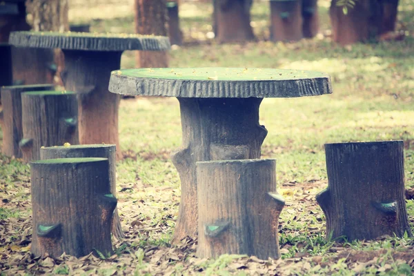 Стільці в саду — стокове фото