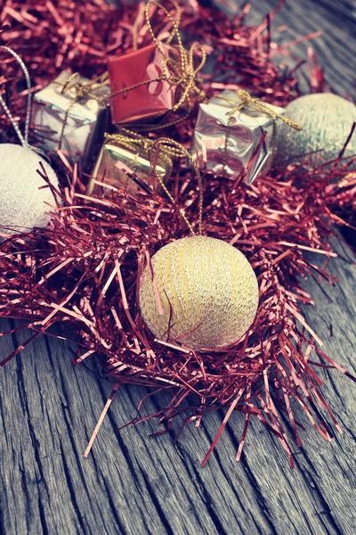 Vánoční dárky s míčky — Stock fotografie