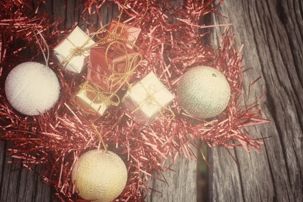 Julklappar med bollar — Stockfoto