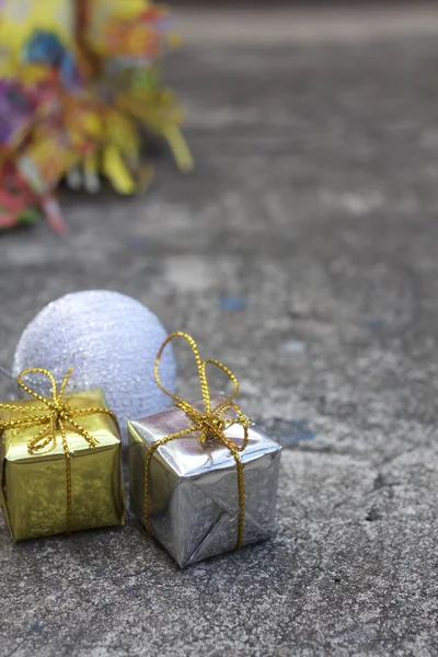 Рождественские подарки с мячами — стоковое фото