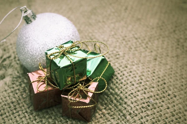 Weihnachtsgeschenke mit Kugeln — Stockfoto