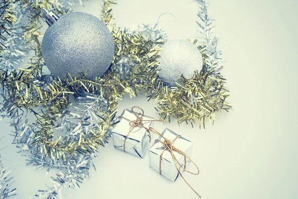 Noel hediyeleri topları ile — Stok fotoğraf