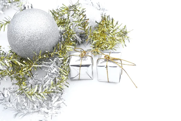Noel hediyeleri topları ile — Stok fotoğraf