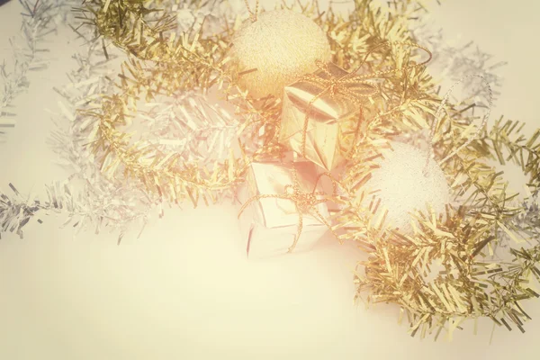 Regalos de Navidad con bolas — Foto de Stock
