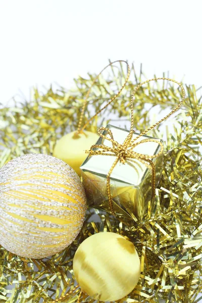 Cadeaux de Noël avec des boules — Photo