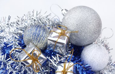 Noel hediyeleri topları ile