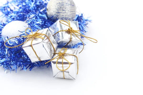 Vánoční dárky s míčky — Stock fotografie