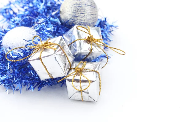 Cadeaux de Noël avec des boules — Photo