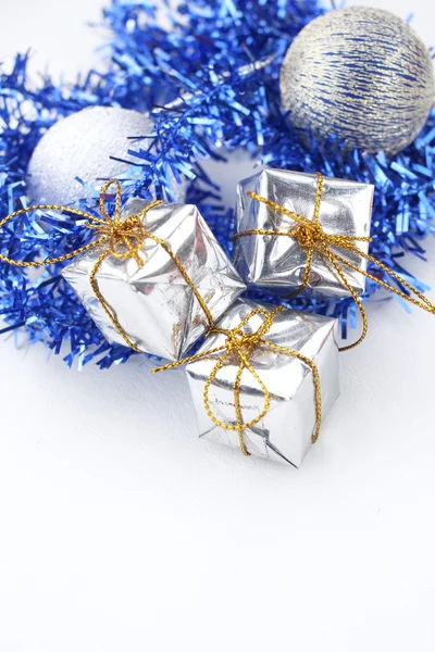 Presentes de Natal com bolas — Fotografia de Stock