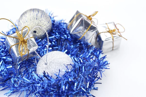 Presentes de Natal com bolas — Fotografia de Stock