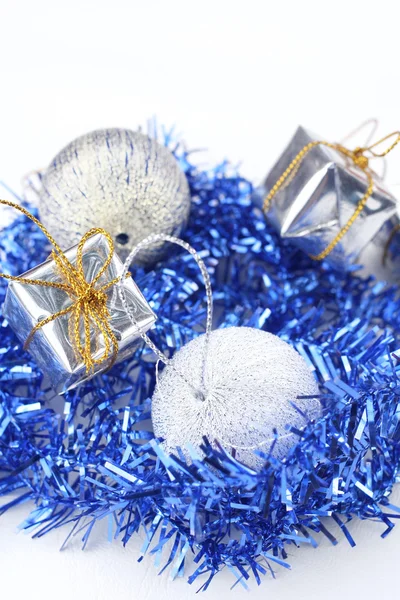 Cadeaux de Noël avec des boules — Photo