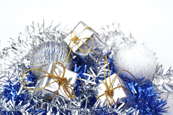 Cadeaux de Noël avec des boules — Photo