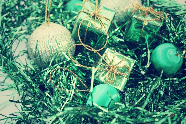 Cadeaux de Noël avec des boules — Photo