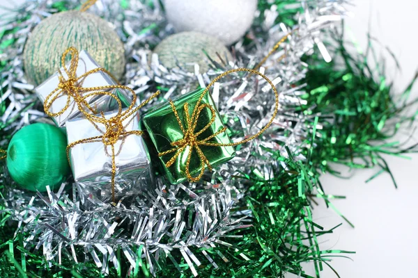 Cadeaux de Noël avec des boules — Photo