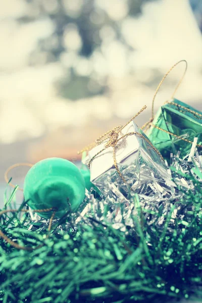 De giften van Kerstmis met ballen — Stockfoto