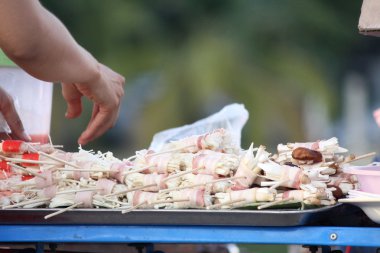 Barbekü domuz eti ve mantar