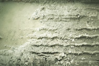 Topraktaki tekerlek izleri.