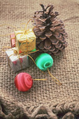 Çam kozalakları ve hediyeler