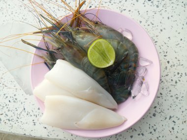 Taze karides ve kalamar