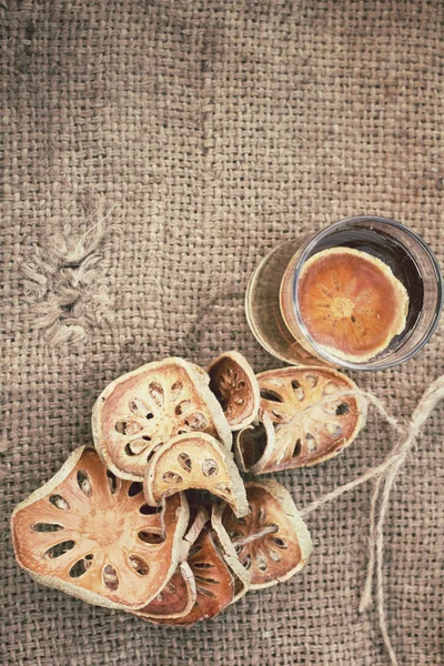 Φέτες bael αποξηραμένα φρούτα και τσάι — Φωτογραφία Αρχείου