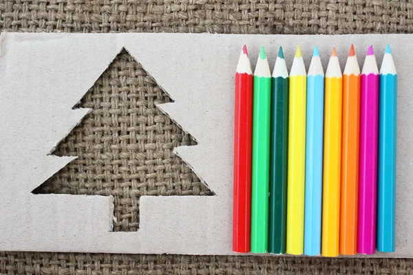 Weihnachtsbaum aus Papier und Buntstifte — Stockfoto