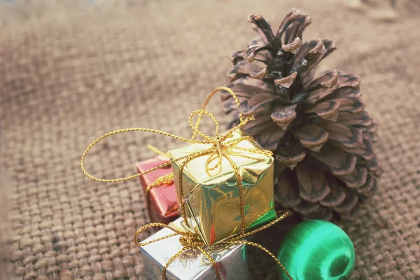 Tannenzapfen und Geschenke — Stockfoto
