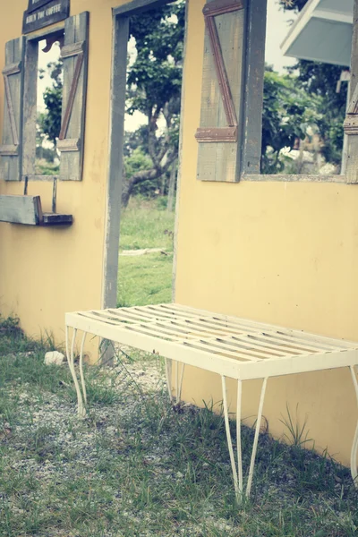 Krzesło w ogrodzie — Zdjęcie stockowe