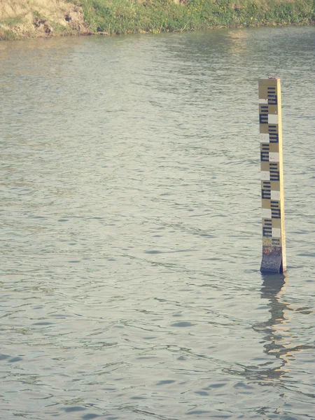 ダムの水位を測定します。 — ストック写真