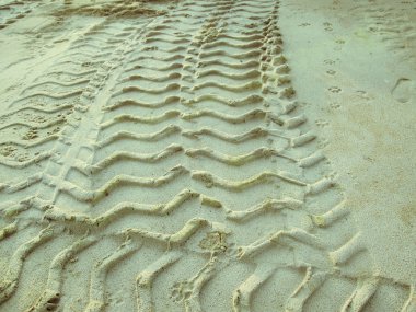 Topraktaki tekerlek izleri.