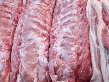 pişmemiş domuz eti