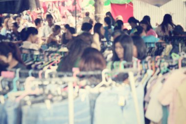 kıyafetler askıda kalabilir