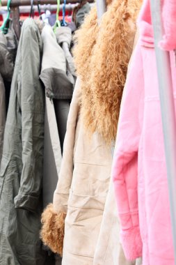 kıyafetler askıda kalabilir