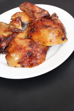 Kavrulmuş Tavuk budu ve kanatlar